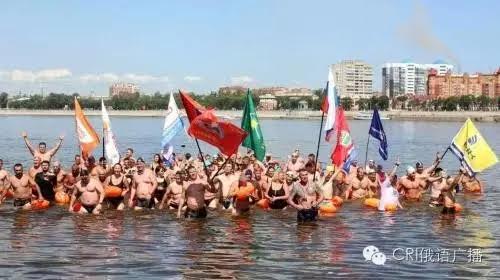 300 пловцов из Китая и России пересекли границу по реке Амур